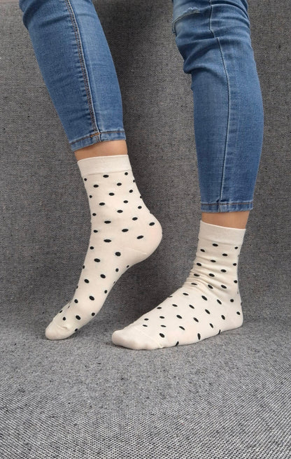 Paire de chaussettes blanches en coton à motifs pois noirs Le Petit Placard