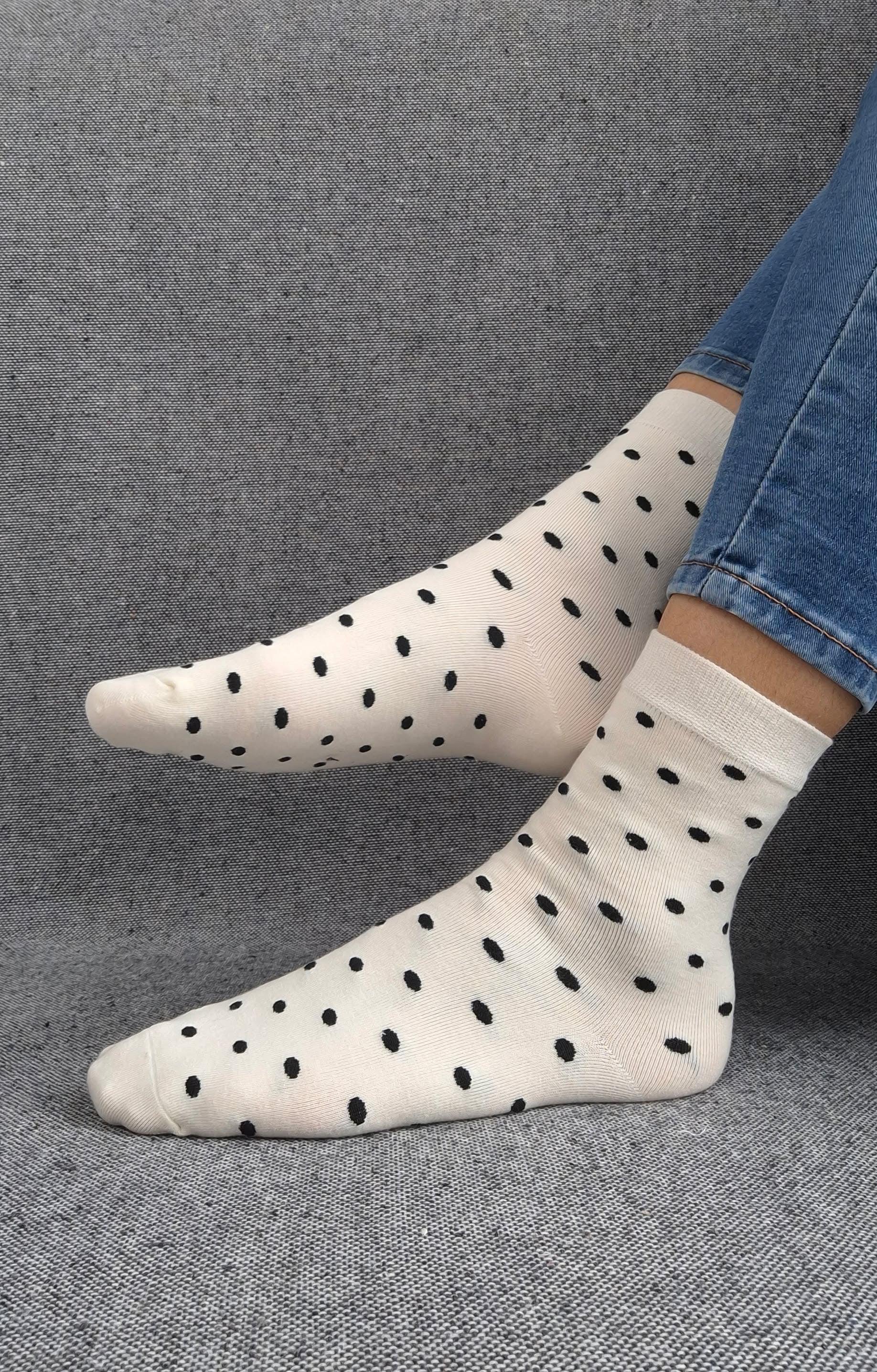 Paire de chaussettes blanches en coton à motifs pois noirs Le Petit Placard