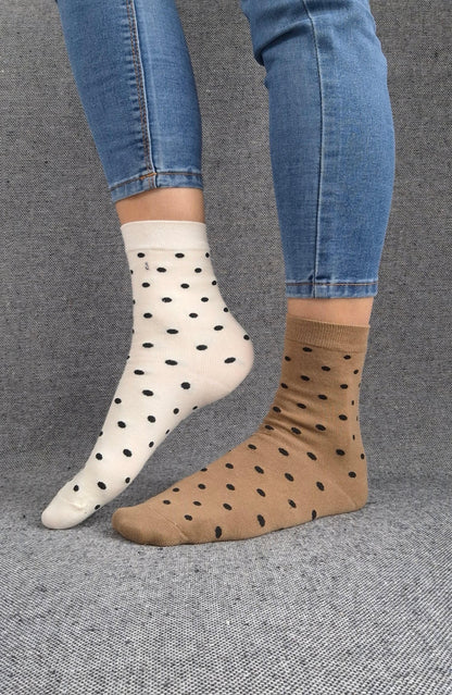 Paire de chaussettes blanches en coton à motifs pois noirs Le Petit Placard