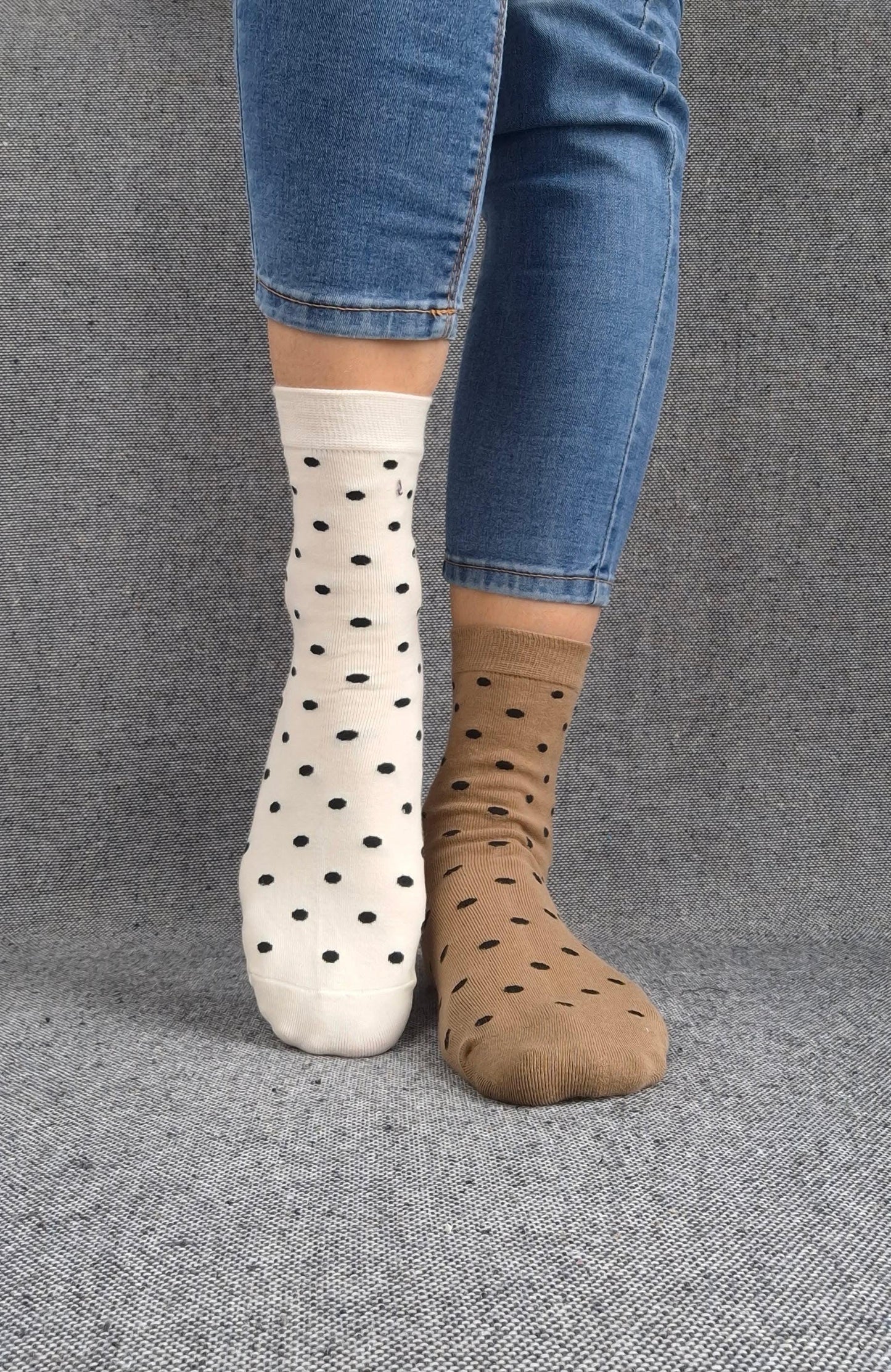 Paire de chaussettes blanches en coton à motifs pois noirs Le Petit Placard