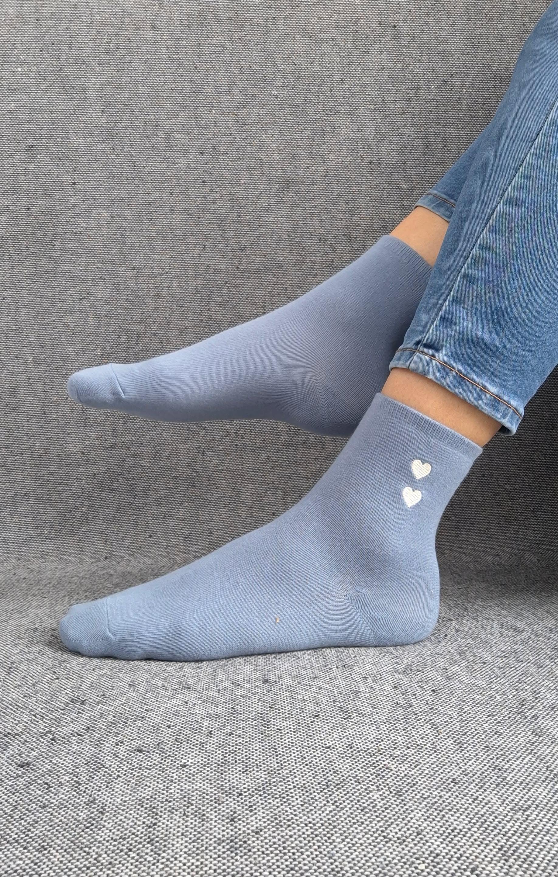 Paire de chaussettes bleues en coton à motif cœurs blancs Le Petit Placard
