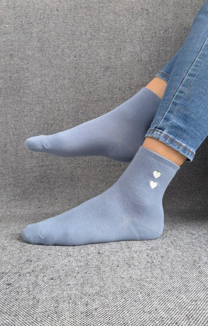 Paire de chaussettes bleues en coton à motif cœurs blancs Le Petit Placard