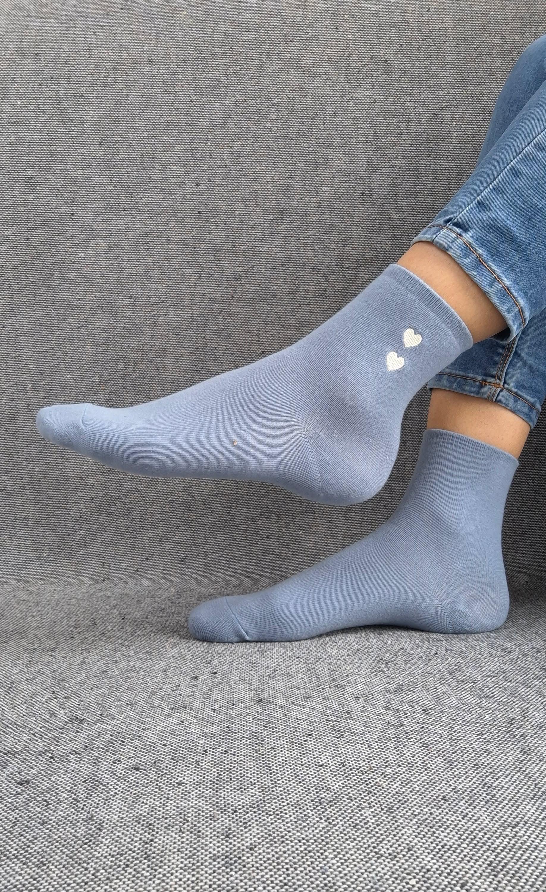 Paire de chaussettes bleues en coton à motif cœurs blancs Le Petit Placard