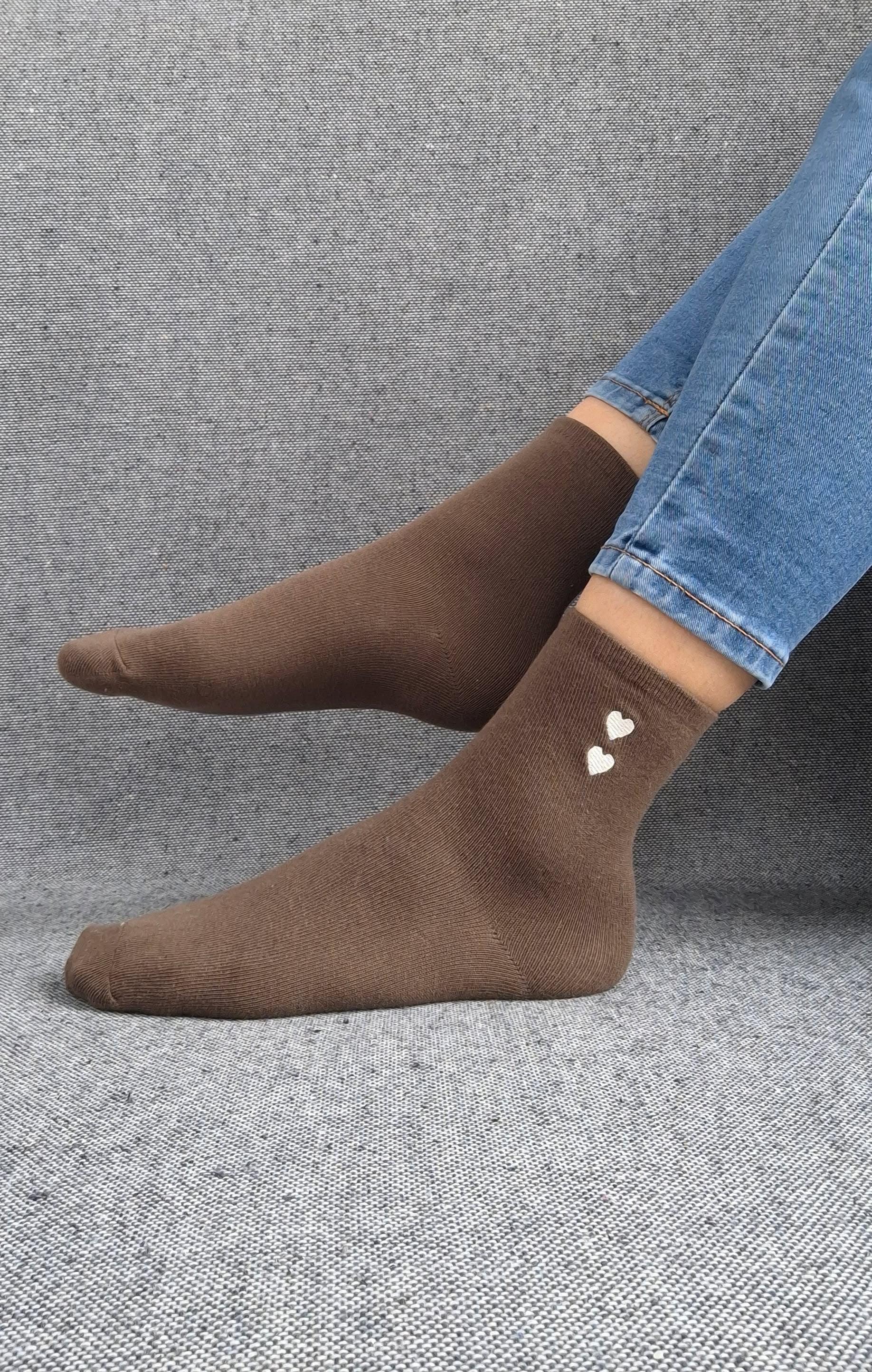 Paire de chaussettes marron en coton à motif cœurs blancs Le Petit Placard