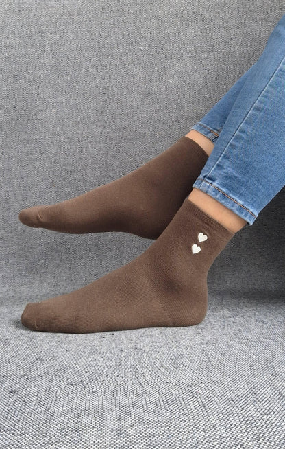 Paire de chaussettes marron en coton à motif cœurs blancs Le Petit Placard