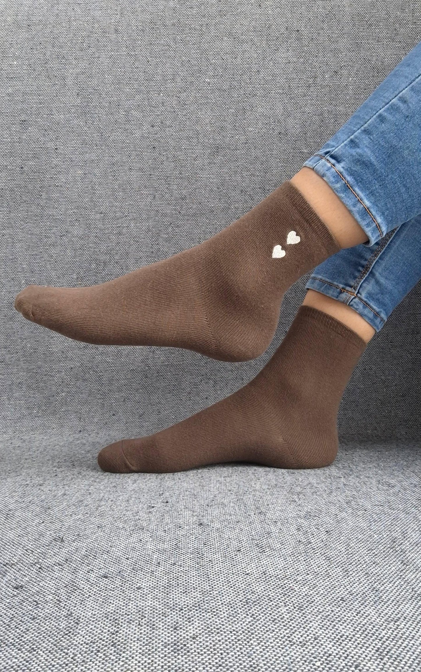 Paire de chaussettes marron en coton à motif cœurs blancs Le Petit Placard