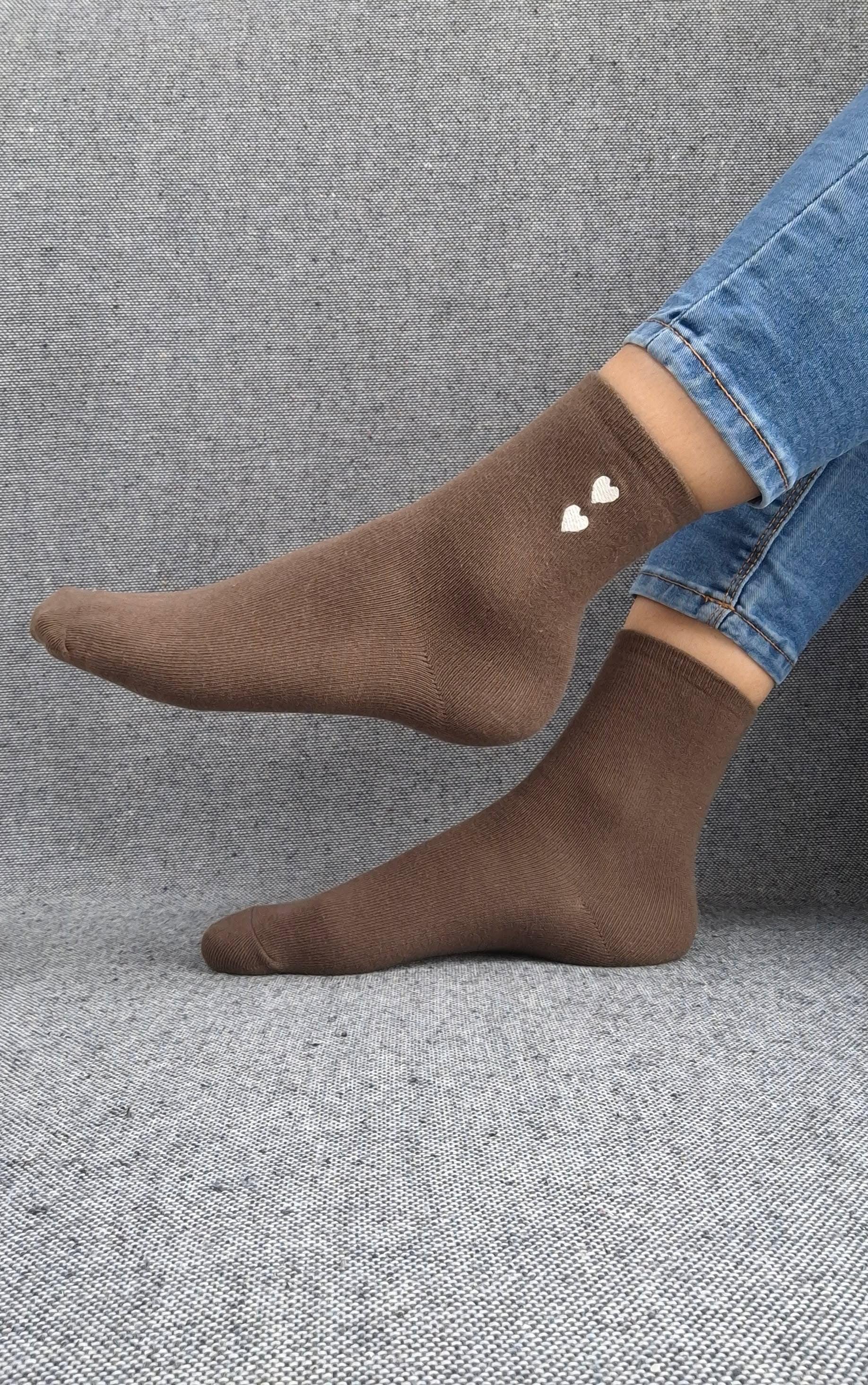 Paire de chaussettes marron en coton à motif cœurs blancs Le Petit Placard