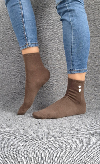 Paire de chaussettes marron en coton à motif cœurs blancs Le Petit Placard