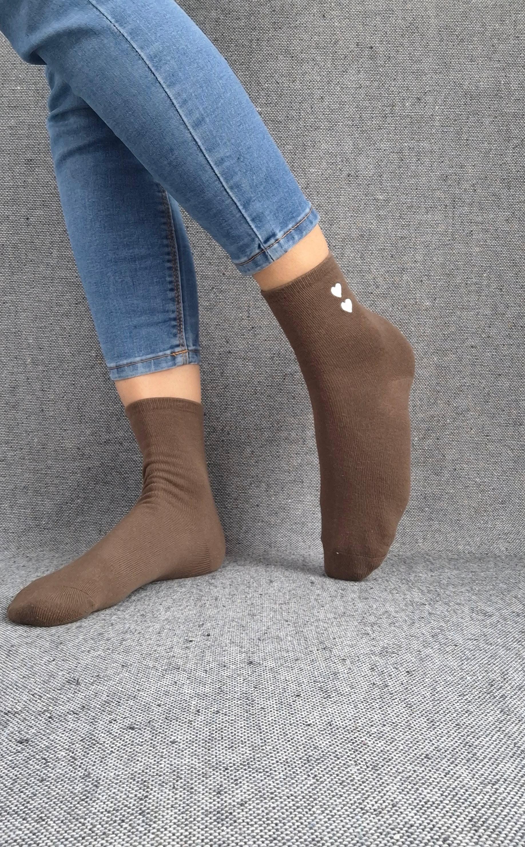 Paire de chaussettes marron en coton à motif cœurs blancs Le Petit Placard
