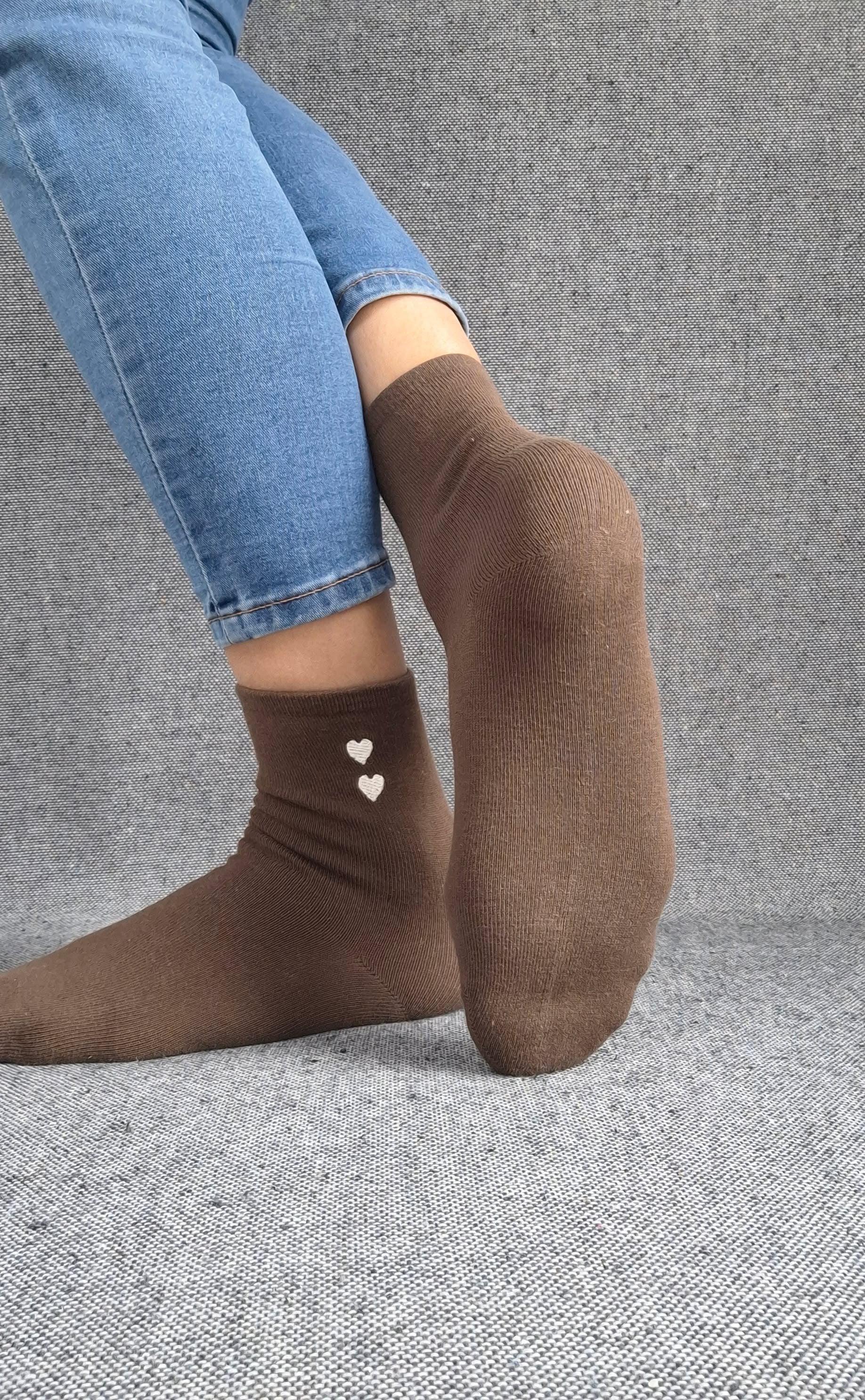 Paire de chaussettes marron en coton à motif cœurs blancs Le Petit Placard