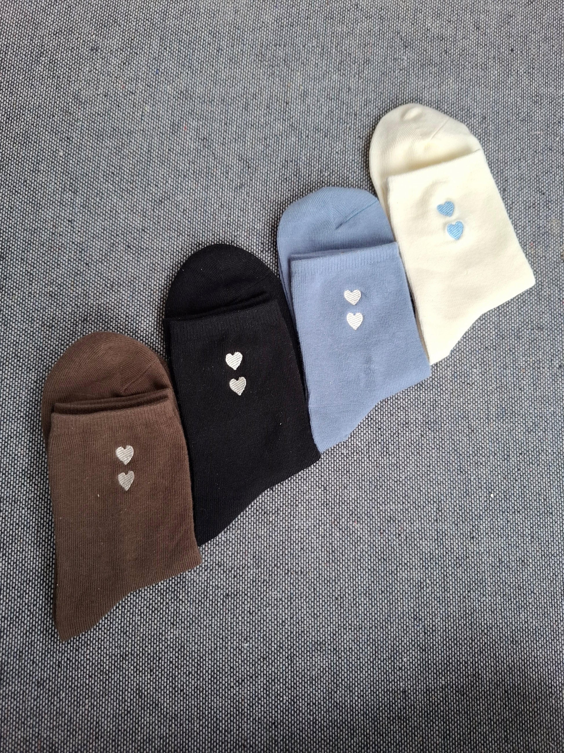 Paire de chaussettes marron en coton à motif cœurs blancs Le Petit Placard