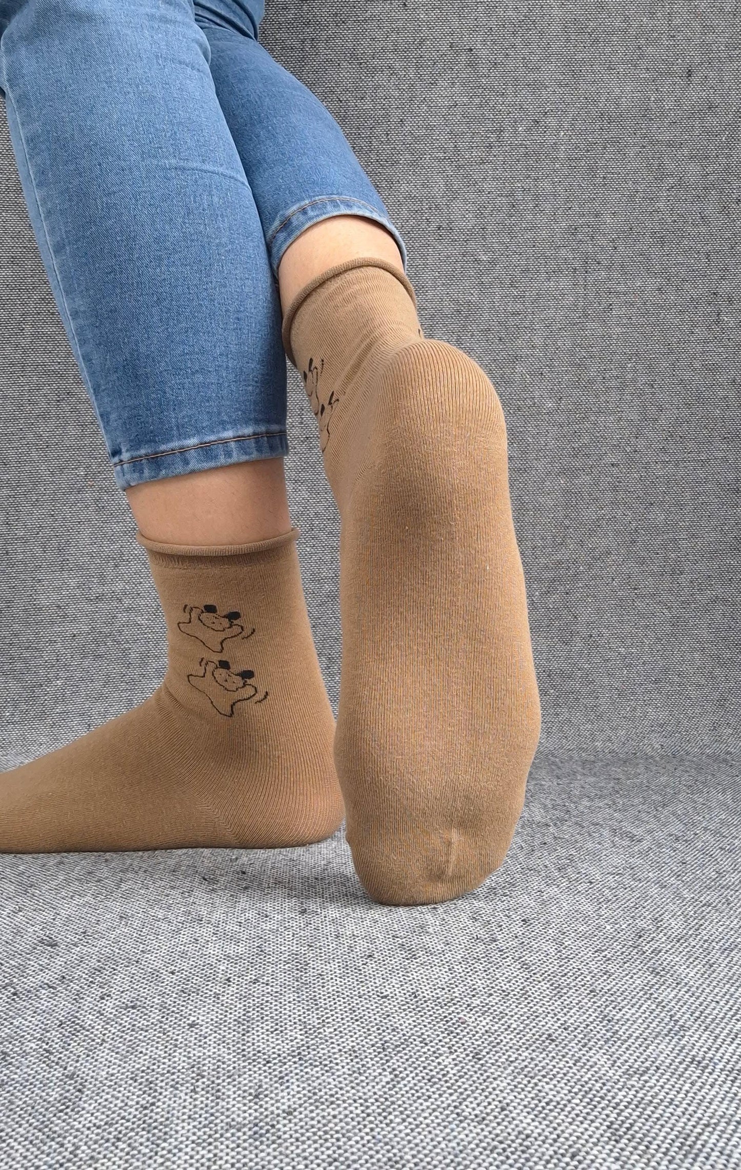 Paire de chaussettes marrons en coton à motifs deux petits chiens noirs Le Petit Placard