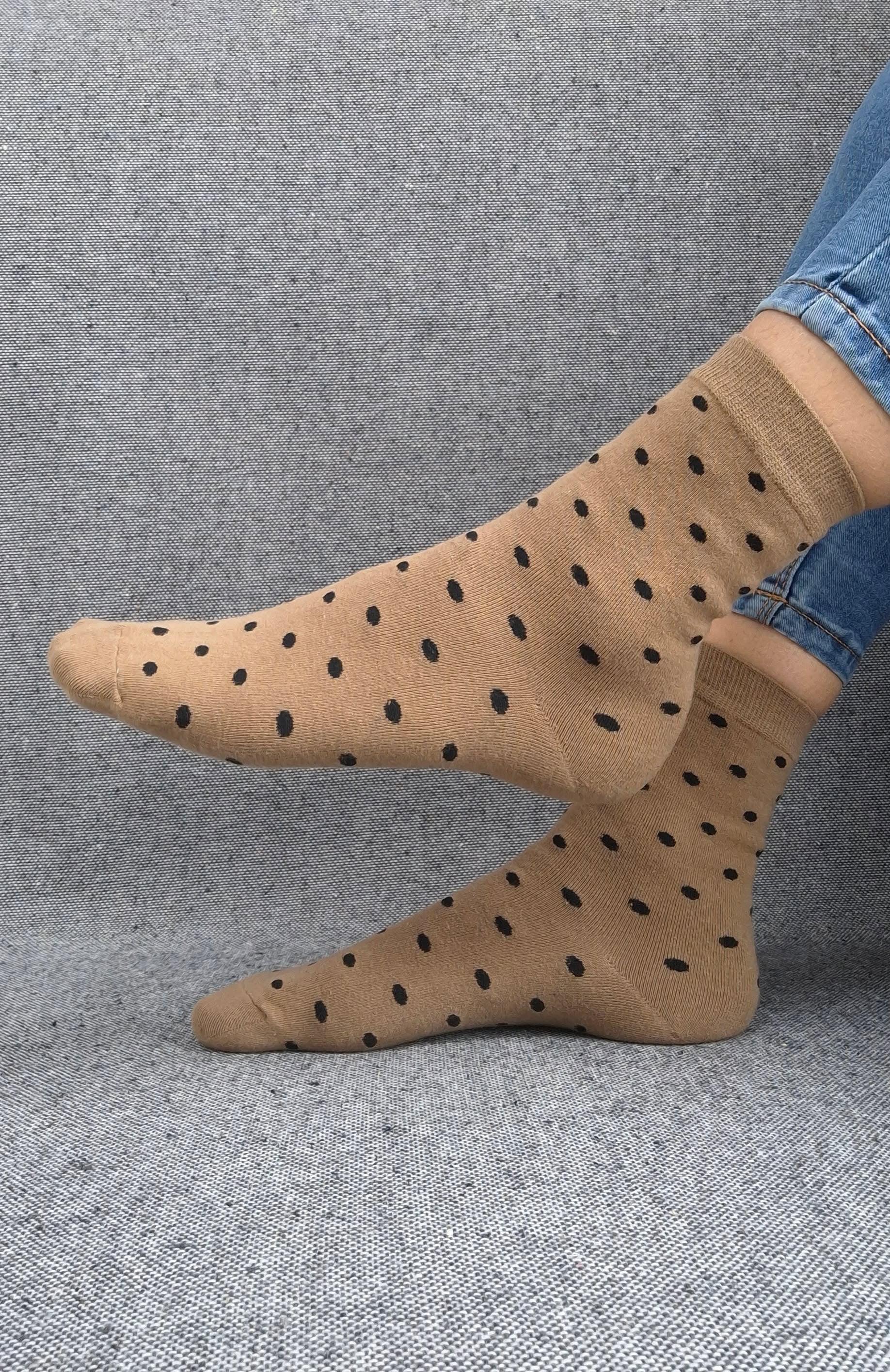 Paire de chaussettes marrons en coton à motifs pois noirs Le Petit Placard