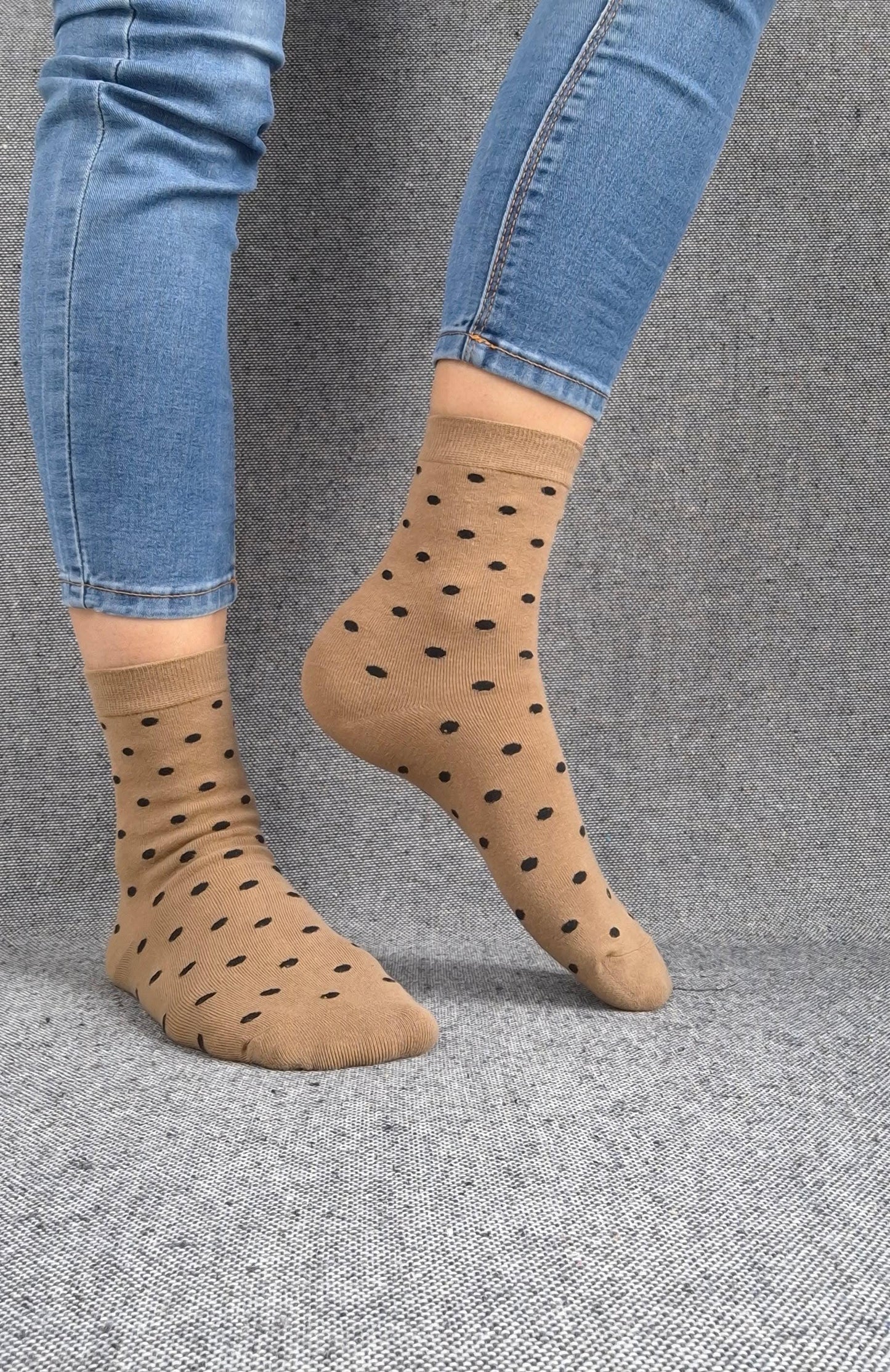 Paire de chaussettes marrons en coton à motifs pois noirs Le Petit Placard