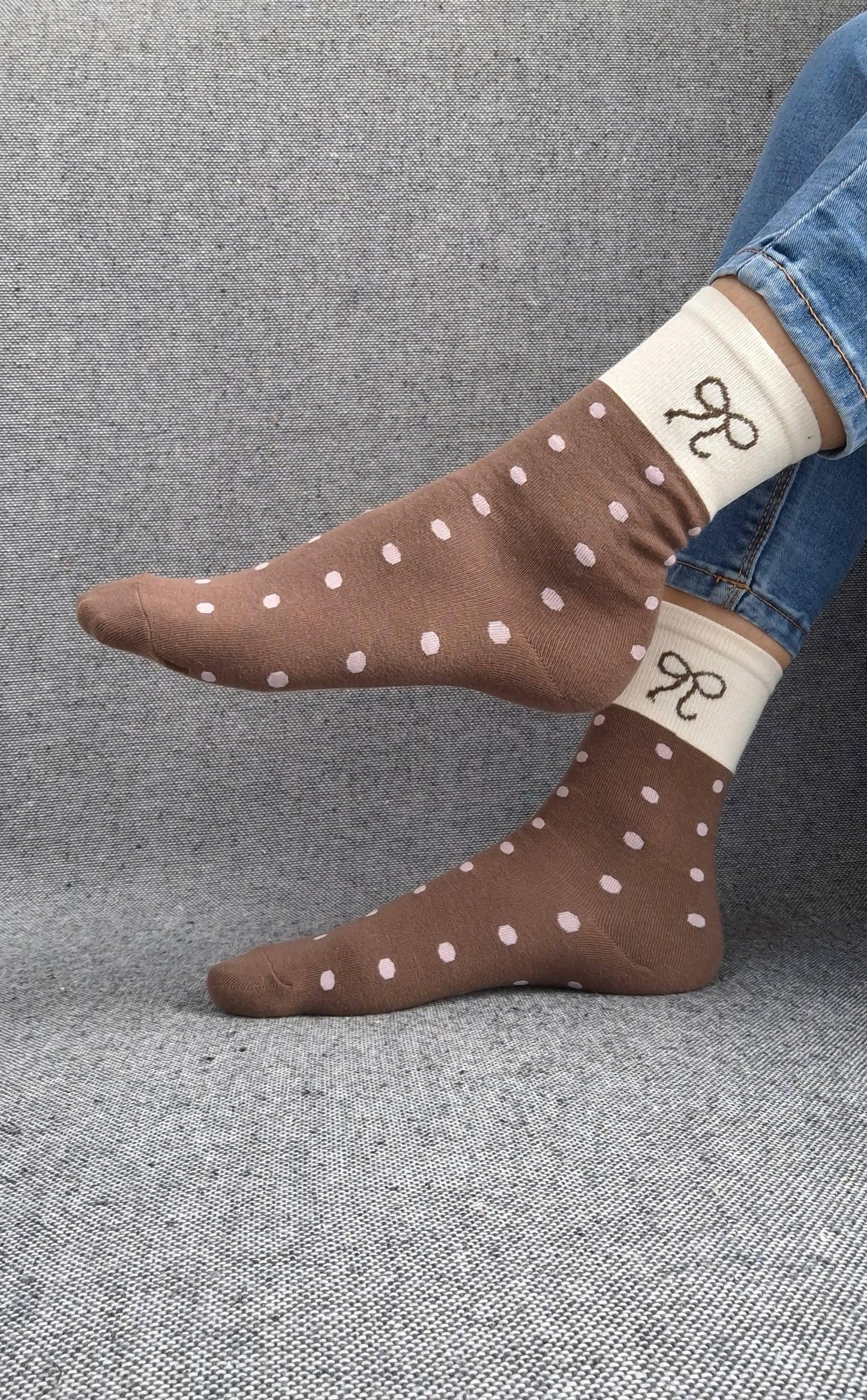 Paire de chaussettes marrons en coton à pois rose avec bordure blanche et motif nœud noir Le Petit Placard