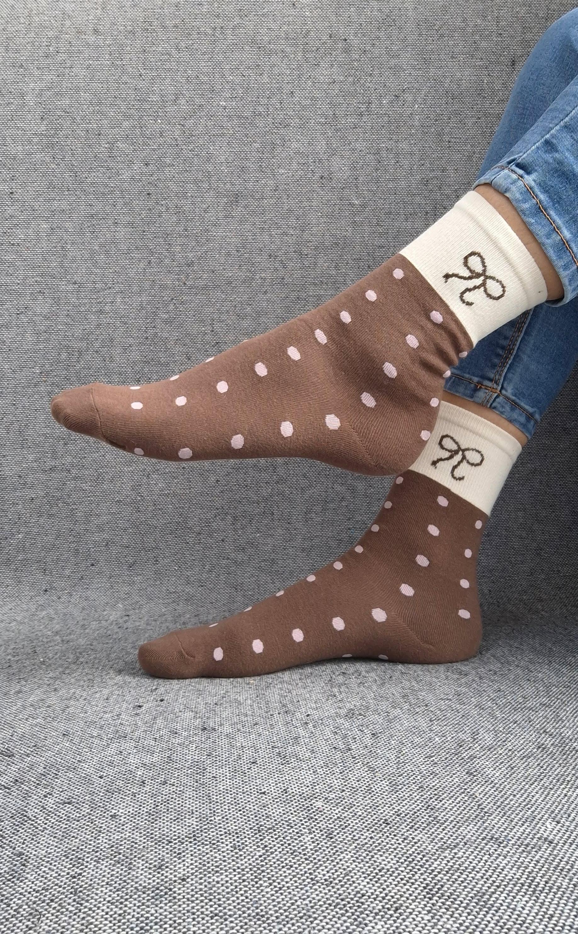 Paire de chaussettes marrons en coton à pois rose avec bordure blanche et motif nœud noir Le Petit Placard