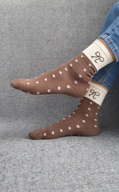 Paire de chaussettes marrons en coton à pois rose avec bordure blanche et motif nœud noir Le Petit Placard