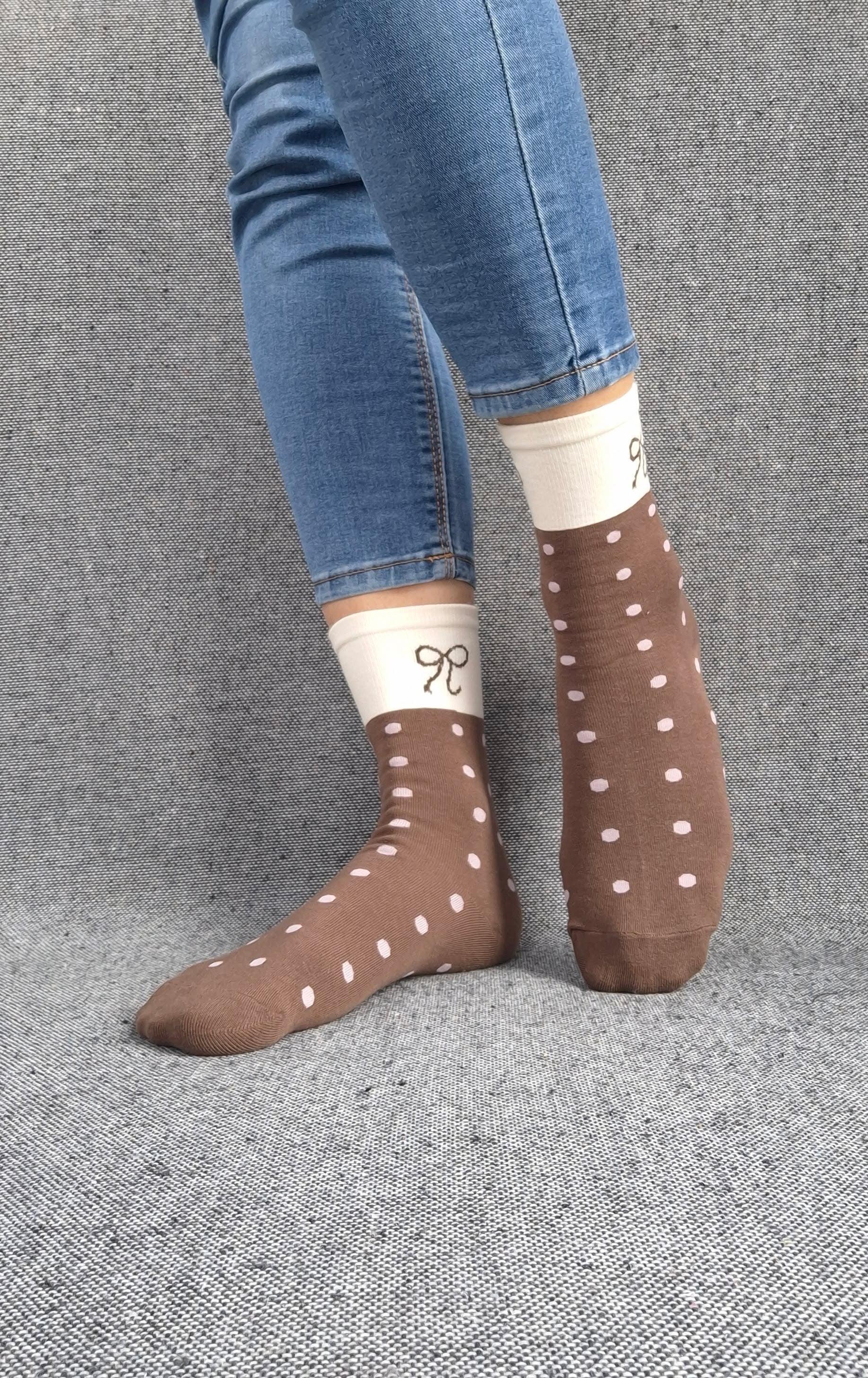 Paire de chaussettes marrons en coton à pois rose avec bordure blanche et motif nœud noir Le Petit Placard