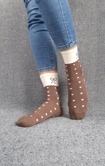 Paire de chaussettes marrons en coton à pois rose avec bordure blanche et motif nœud noir Le Petit Placard