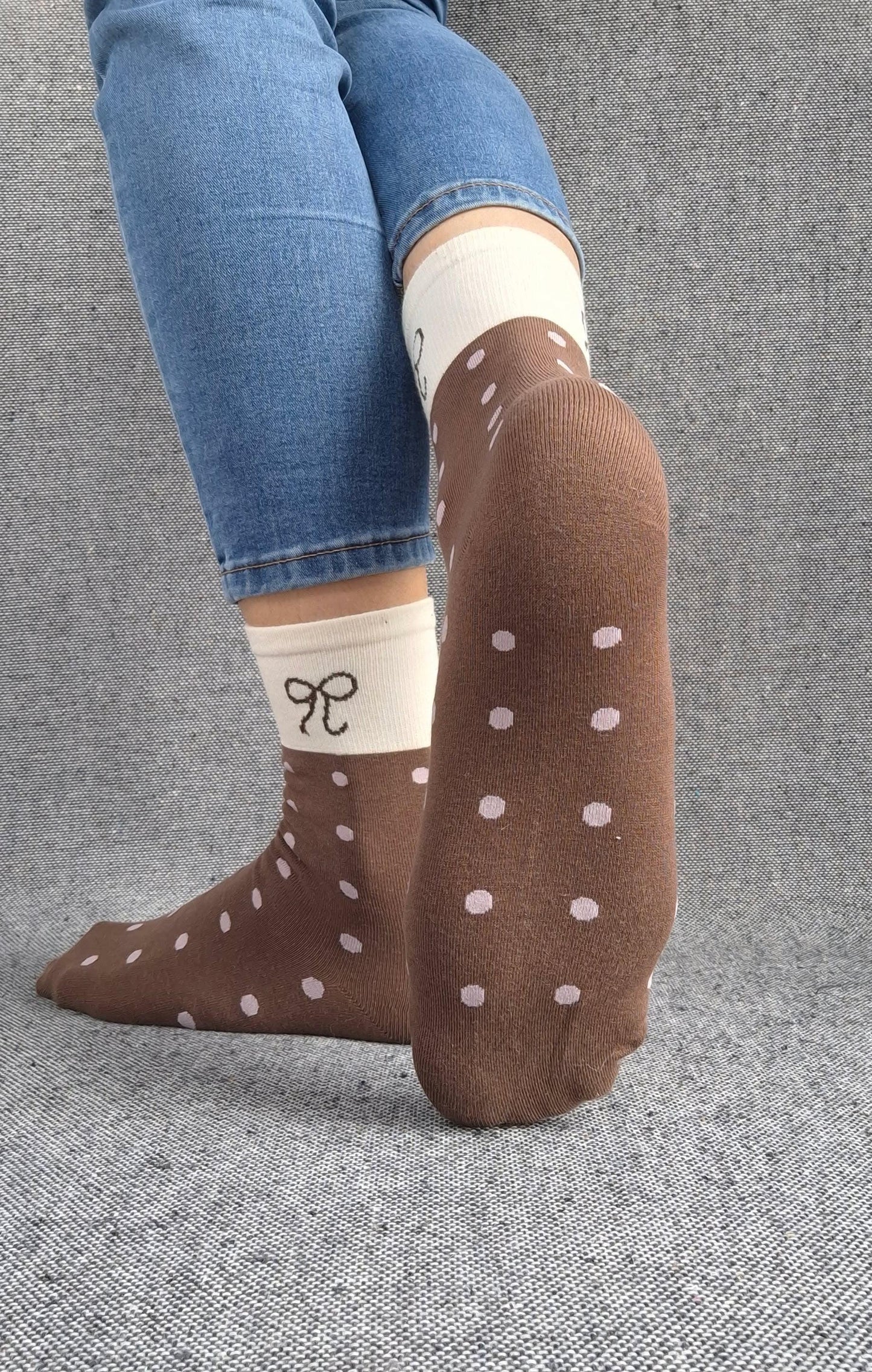 Paire de chaussettes marrons en coton à pois rose avec bordure blanche et motif nœud noir Le Petit Placard