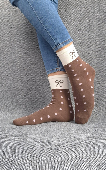 Paire de chaussettes marrons en coton à pois rose avec bordure blanche et motif nœud noir Le Petit Placard
