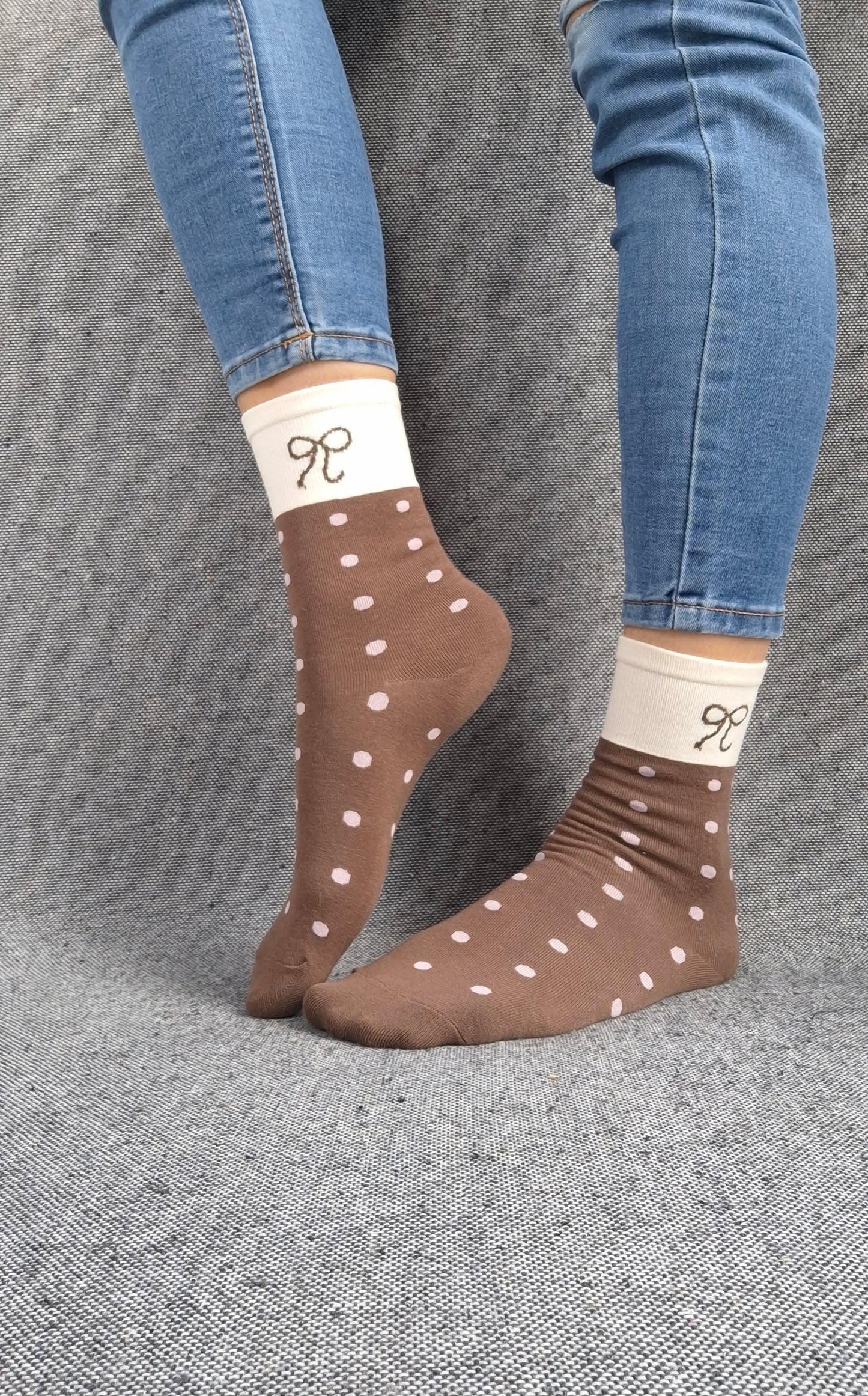 Paire de chaussettes marrons en coton à pois rose avec bordure blanche et motif nœud noir Le Petit Placard