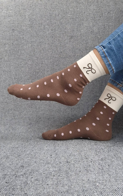 Paire de chaussettes marrons en coton à pois rose avec bordure blanche et motif nœud noir Le Petit Placard