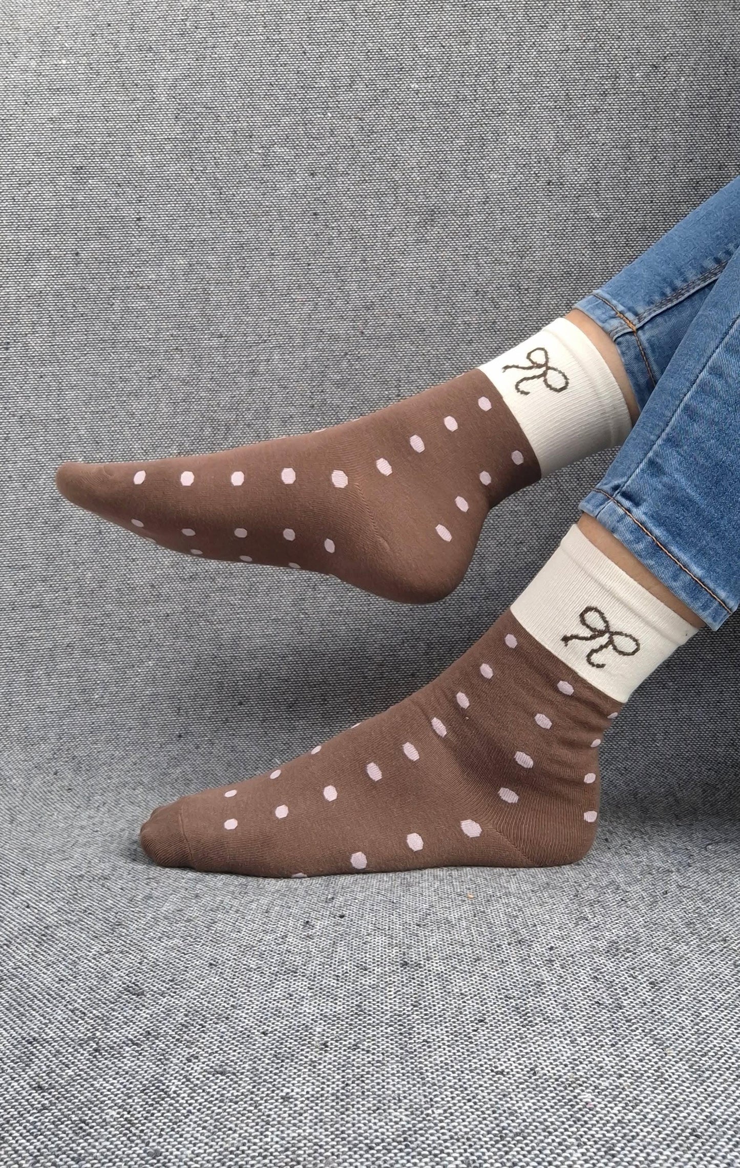 Paire de chaussettes marrons en coton à pois rose avec bordure blanche et motif nœud noir Le Petit Placard