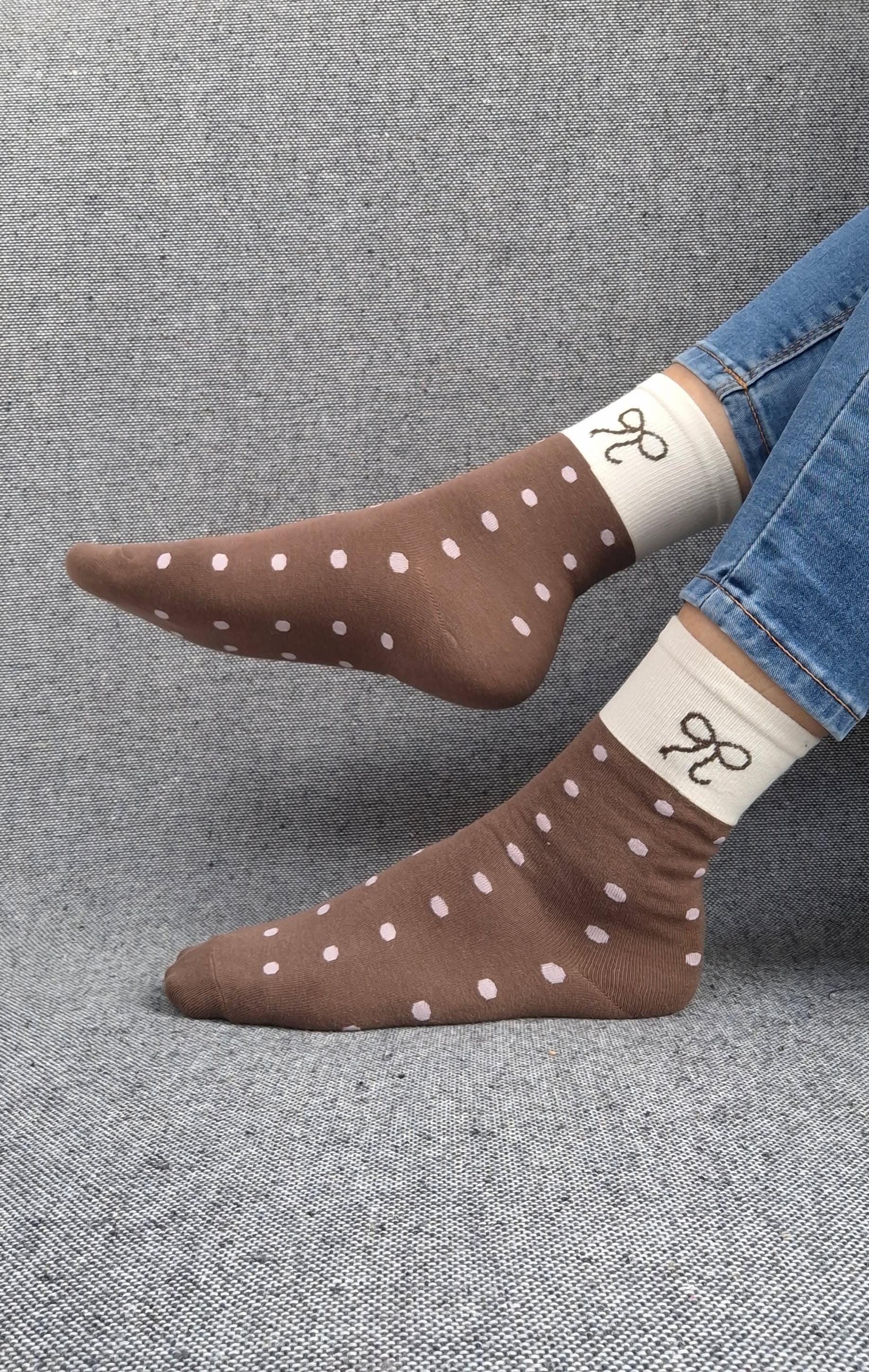 Paire de chaussettes marrons en coton à pois rose avec bordure blanche et motif nœud noir Le Petit Placard