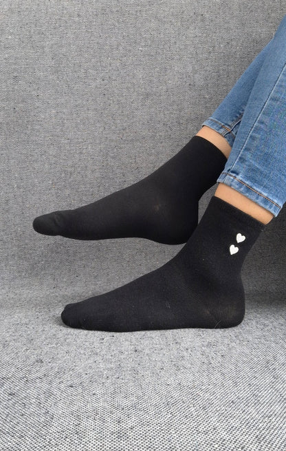 Paire de chaussettes noires en coton à motif cœurs blancs Le Petit Placard