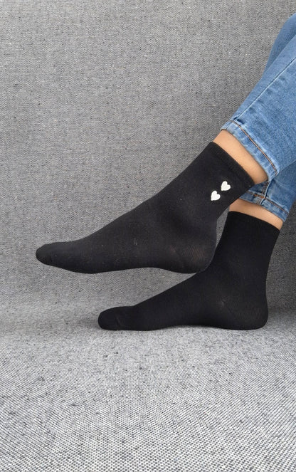 Paire de chaussettes noires en coton à motif cœurs blancs Le Petit Placard