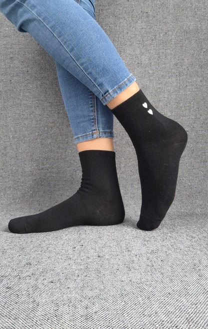 Paire de chaussettes noires en coton à motif cœurs blancs Le Petit Placard