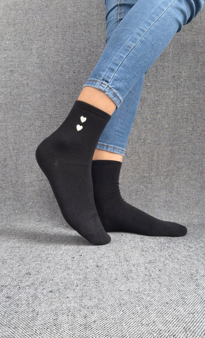 Paire de chaussettes noires en coton à motif cœurs blancs Le Petit Placard