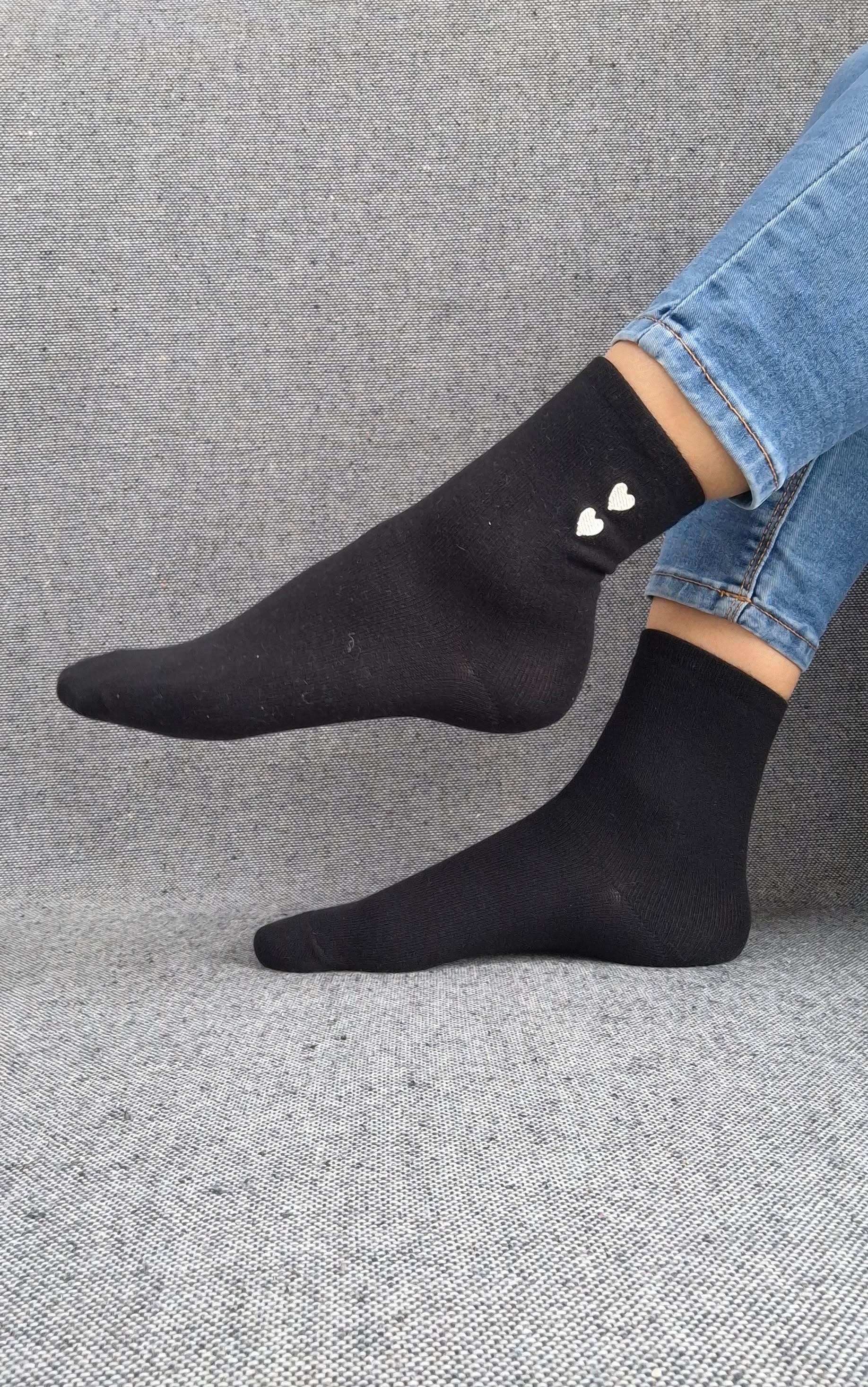 Paire de chaussettes noires en coton à motif cœurs blancs Le Petit Placard