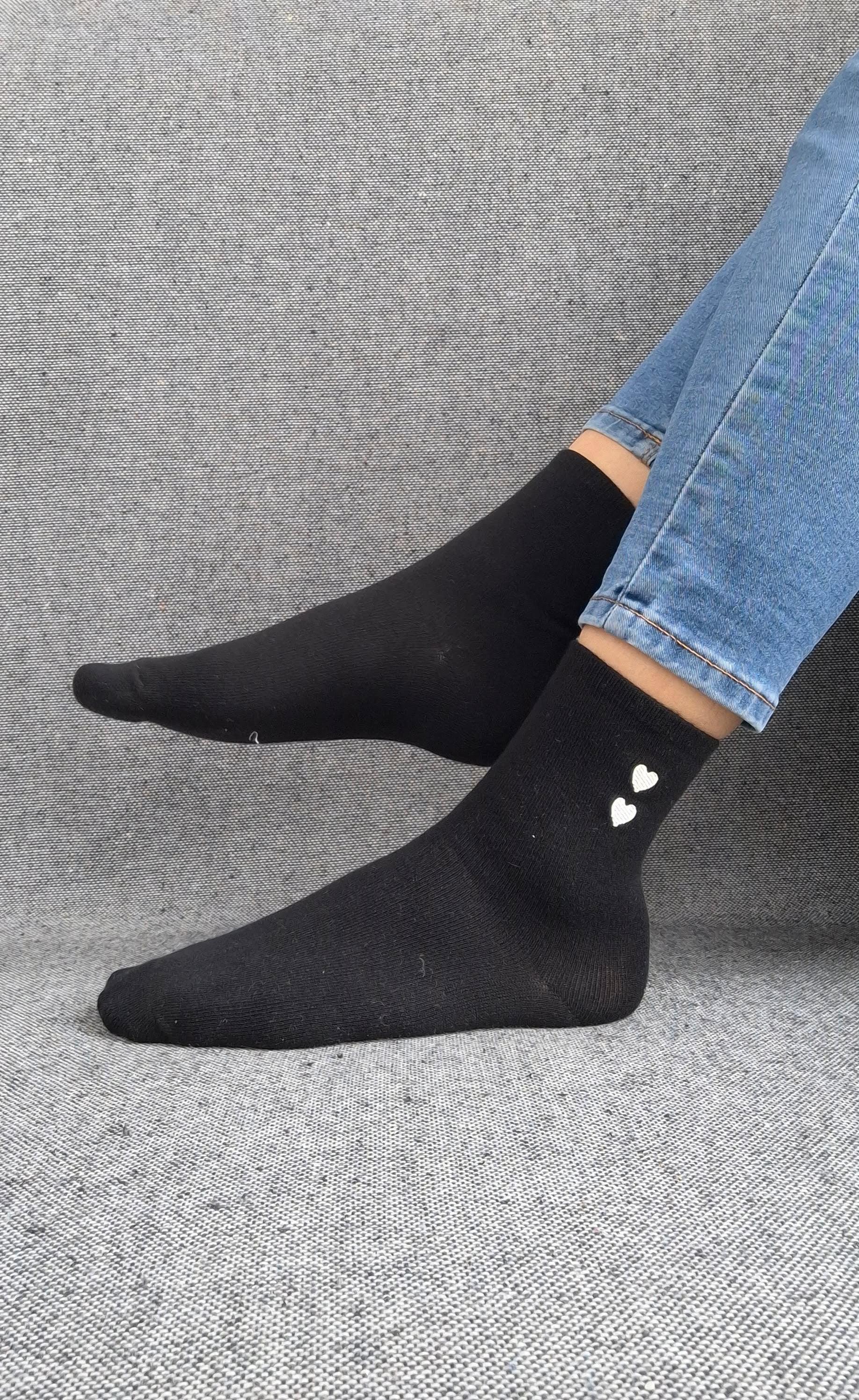 Paire de chaussettes noires en coton à motif cœurs blancs Le Petit Placard