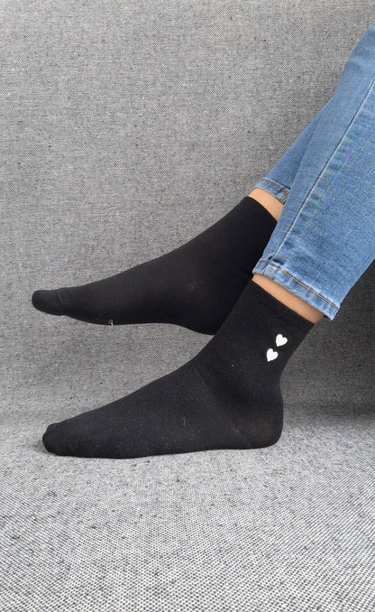Paire de chaussettes noires en coton à motif cœurs blancs Le Petit Placard
