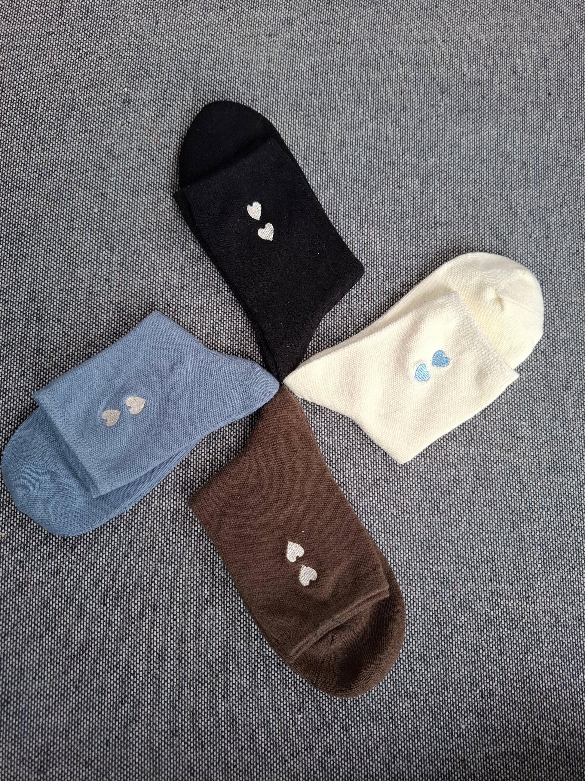Paire de chaussettes noires en coton à motif cœurs blancs Le Petit Placard