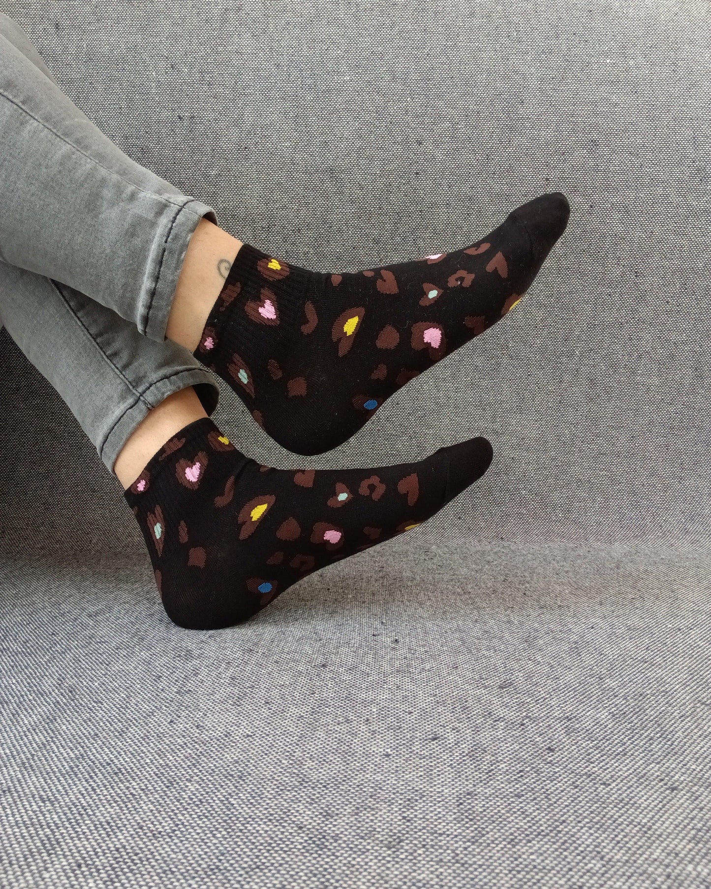 Paire de chaussettes noires en coton à motifs coeurs colorés Le Petit Placard
