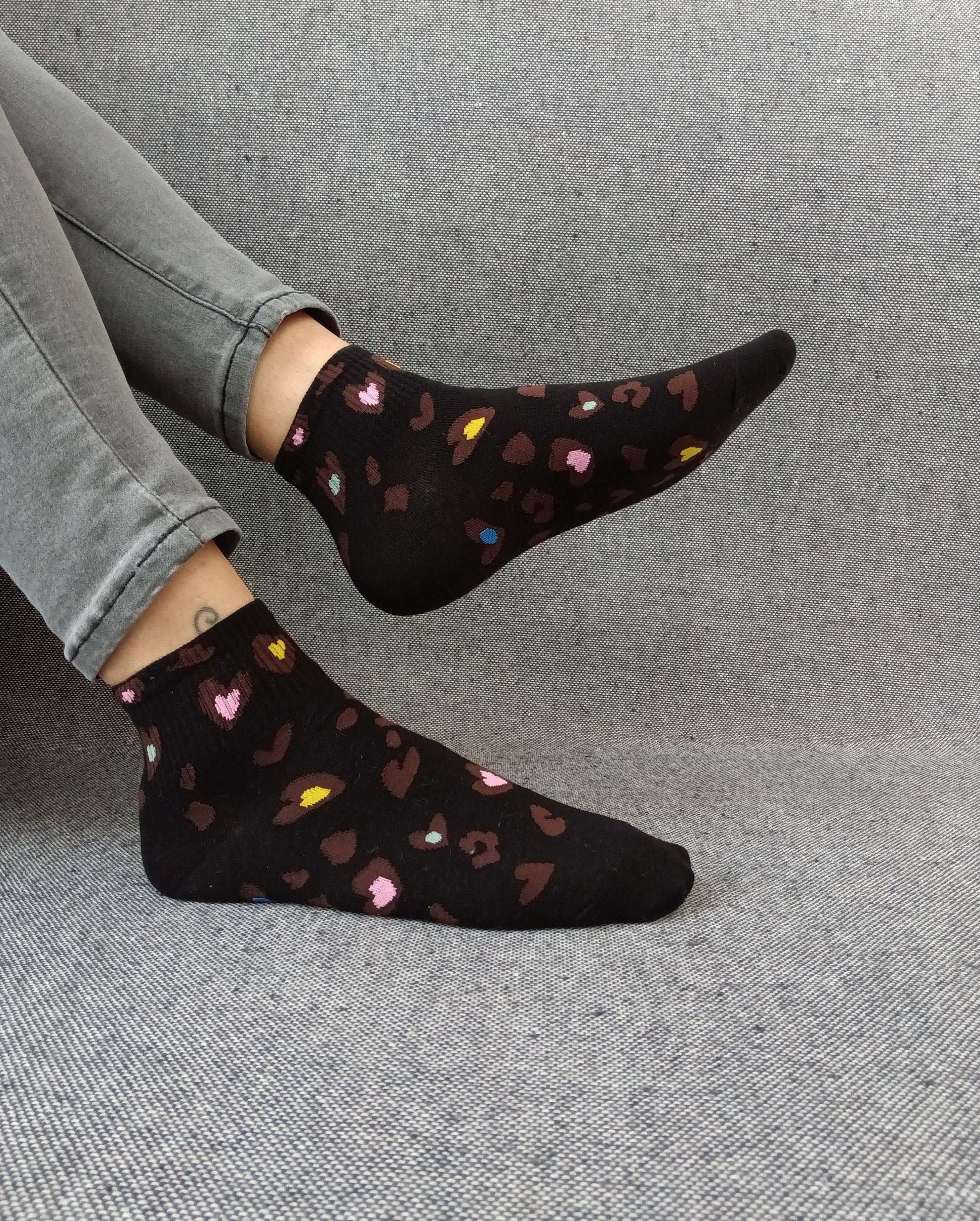 Paire de chaussettes noires en coton à motifs coeurs colorés Le Petit Placard