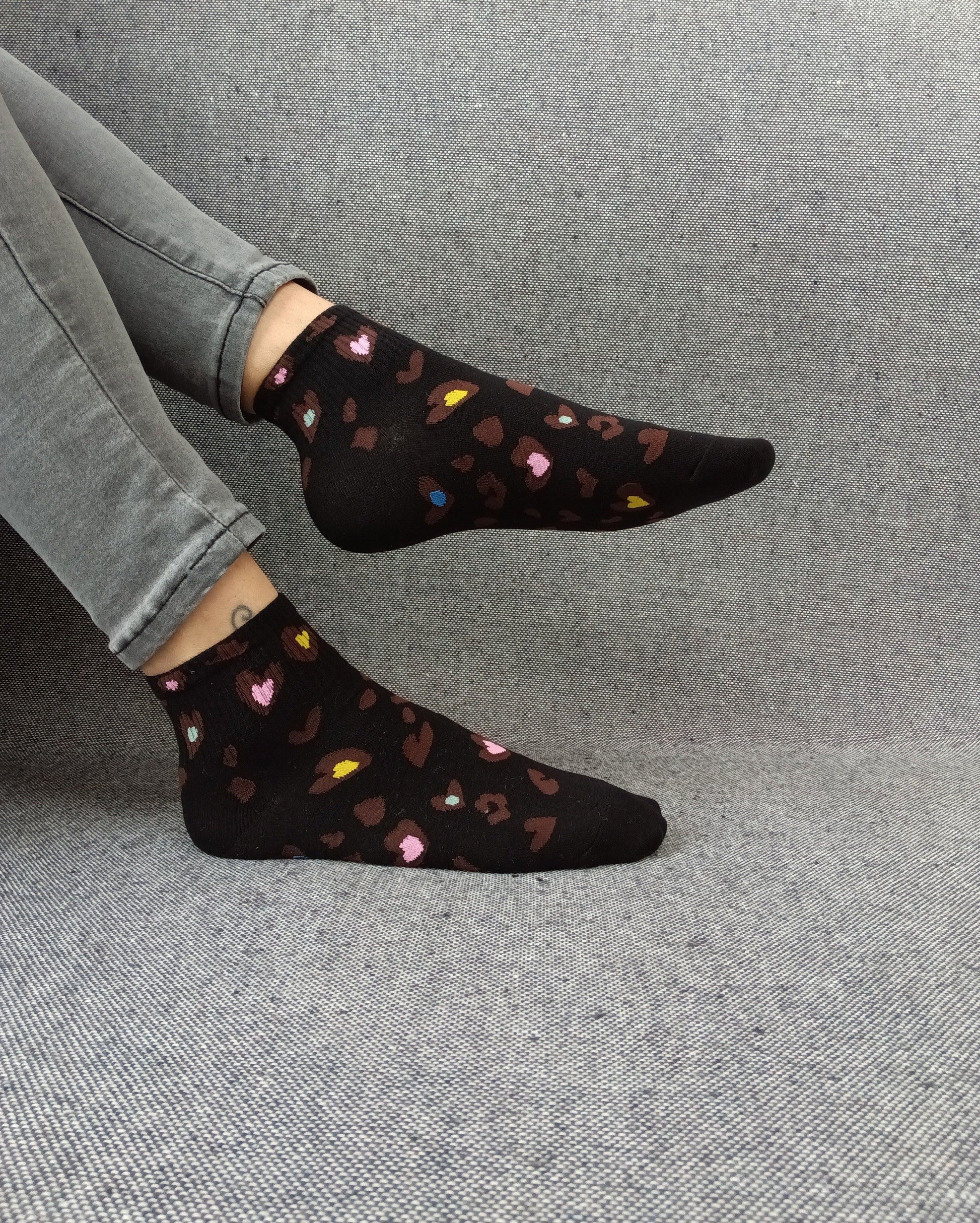 Paire de chaussettes noires en coton à motifs coeurs colorés Le Petit Placard