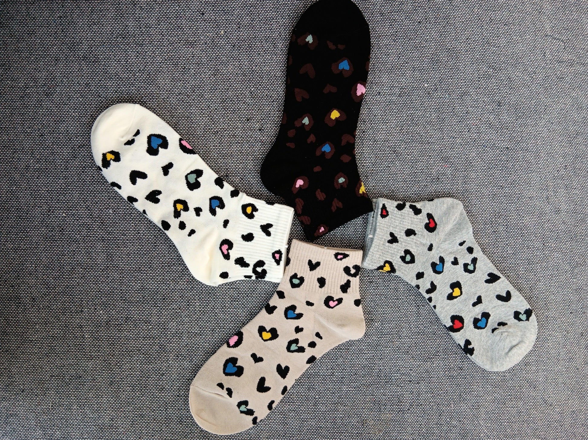Paire de chaussettes noires en coton à motifs coeurs colorés Le Petit Placard