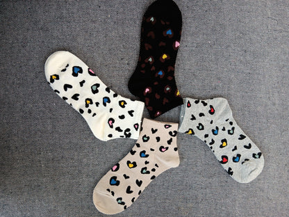 Paire de chaussettes noires en coton à motifs coeurs colorés Le Petit Placard