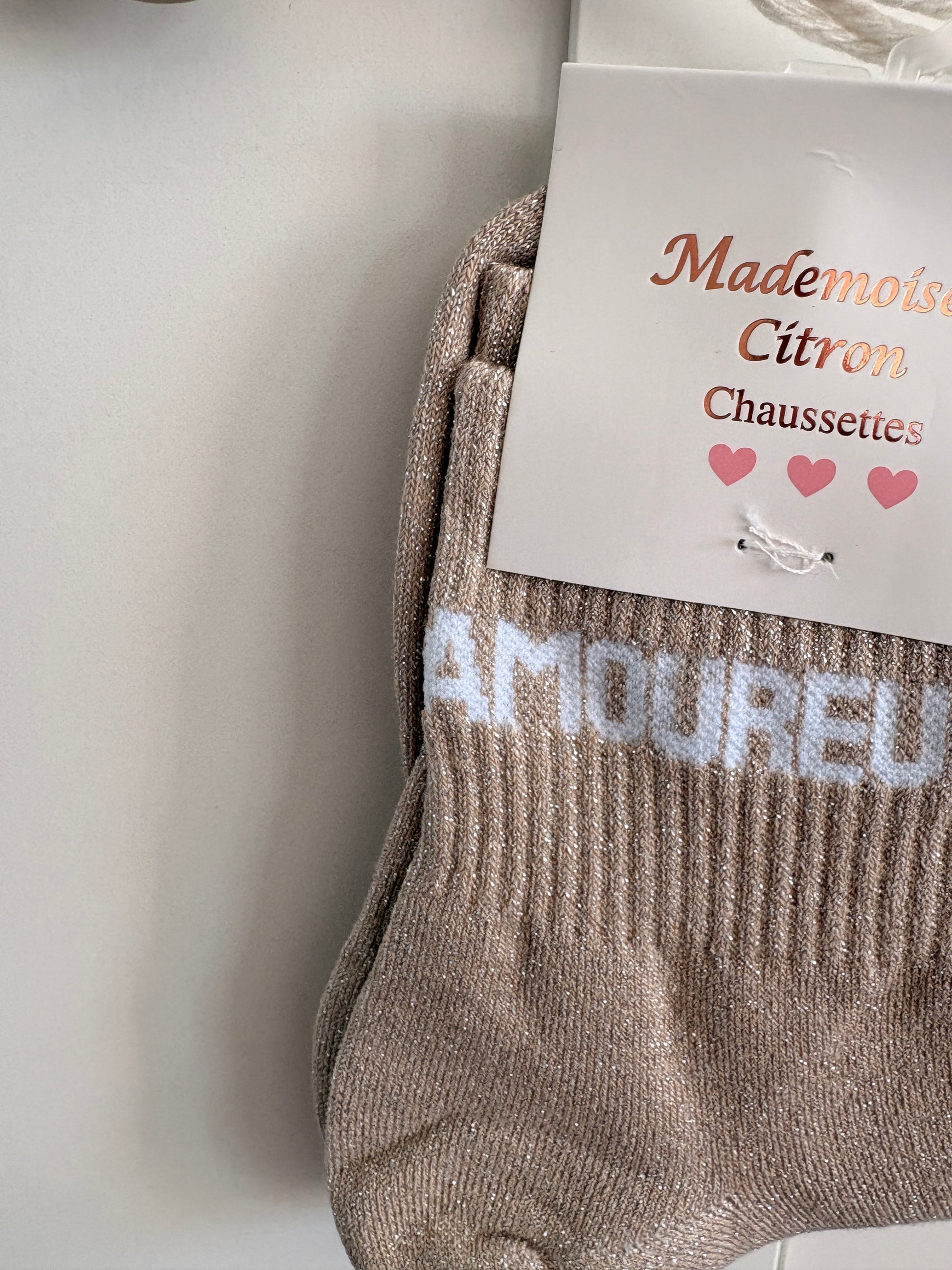 Chaussettes hautes pailletées Amoureuse dorées avec inscription blanche, étiquette Mademoiselle Citron