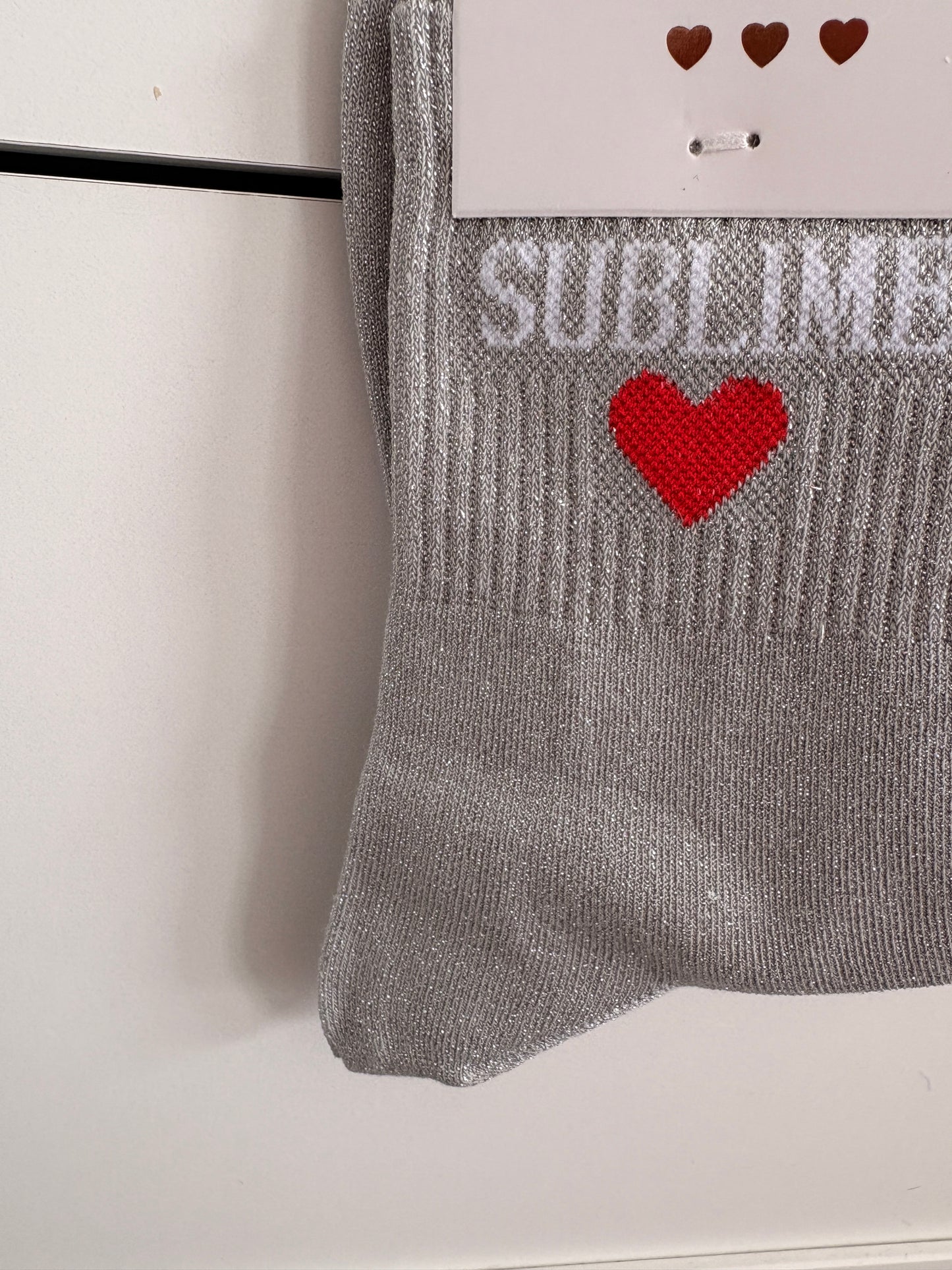 Chaussettes hautes pailletées Sublime argentées avec inscription blanche et cœur rouge, chaussettes élégantes "Mademoiselle Citron"