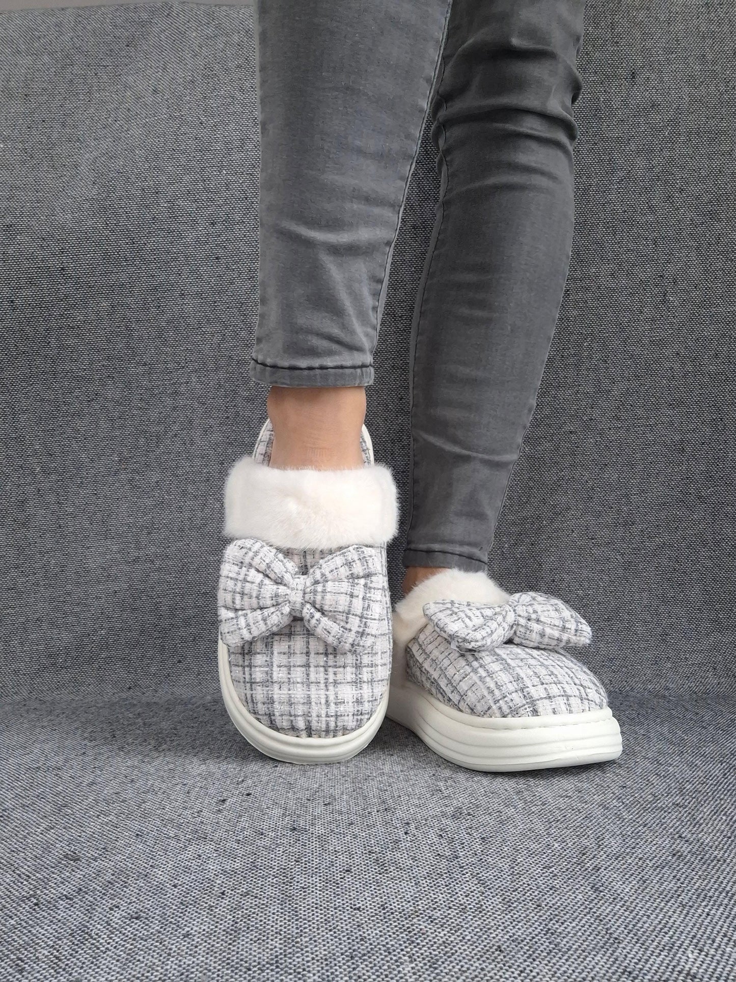 Chaussons fourrés bleu et blanc en tissu à carreaux avec noeud Le Petit Placard