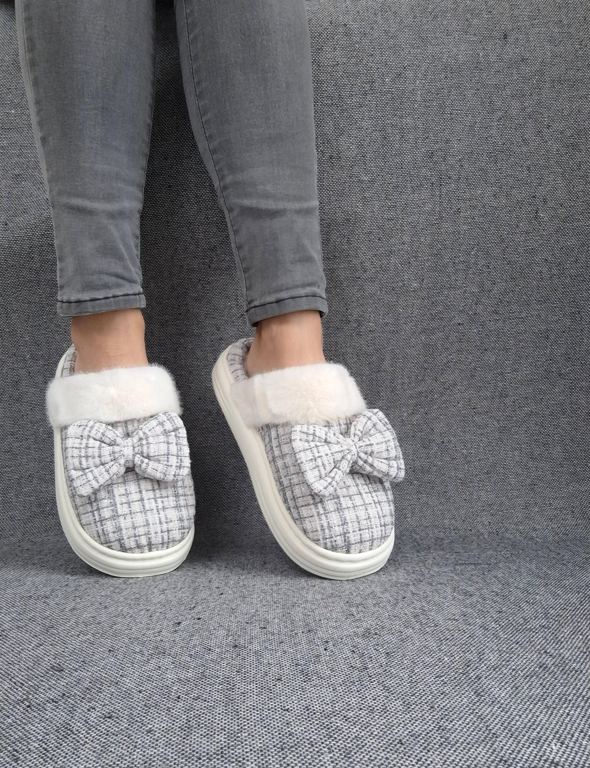 Chaussons fourrés bleu et blanc en tissu à carreaux avec noeud Le Petit Placard