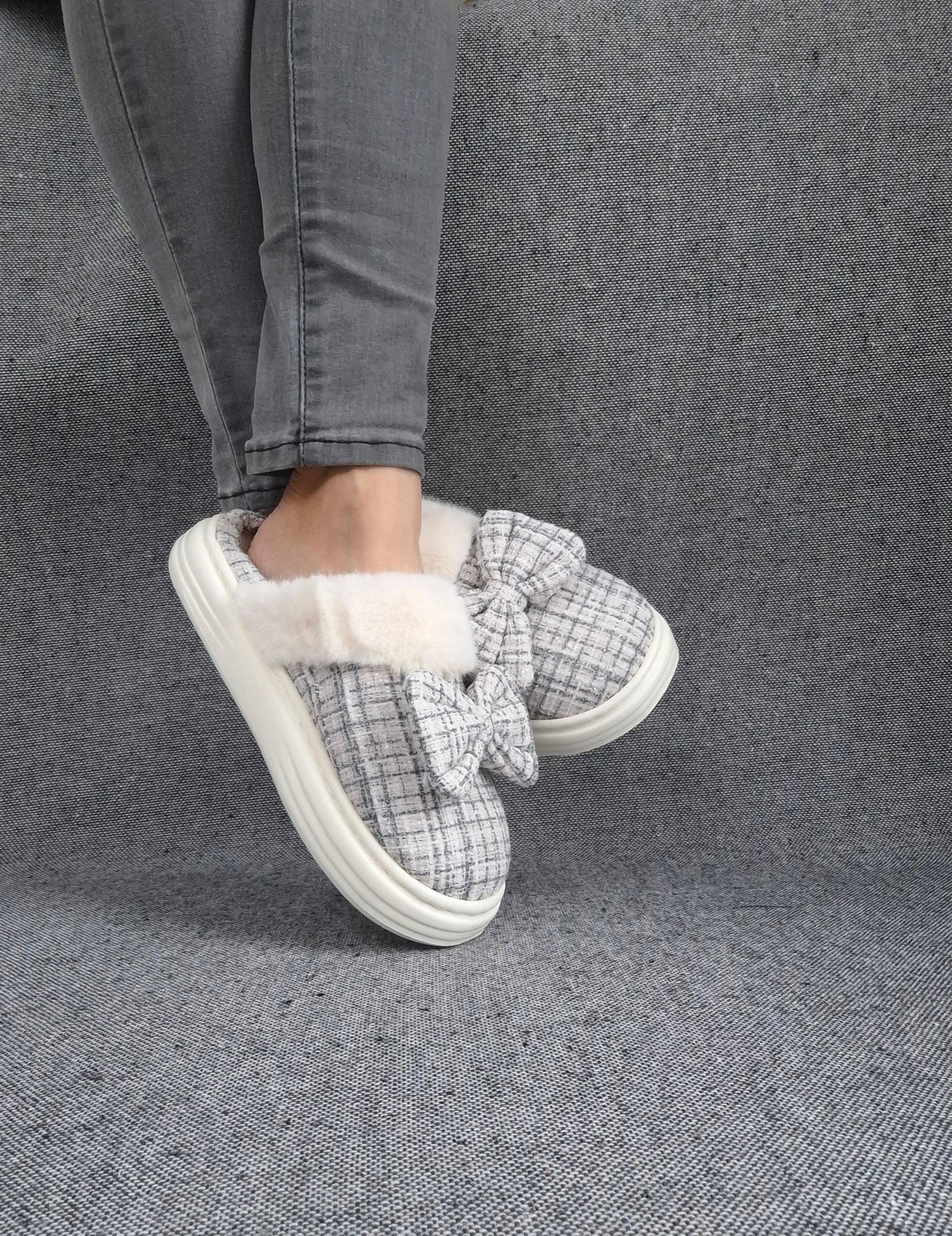 Chaussons fourrés bleu et blanc en tissu à carreaux avec noeud Le Petit Placard