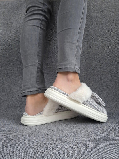 Chaussons fourrés bleu et blanc en tissu à carreaux avec noeud Le Petit Placard
