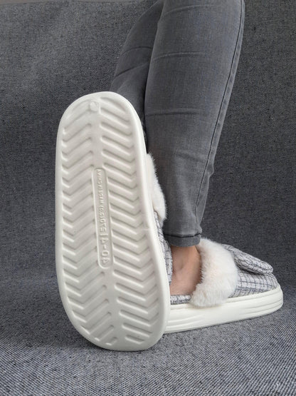 Chaussons fourrés bleu et blanc en tissu à carreaux avec noeud Le Petit Placard