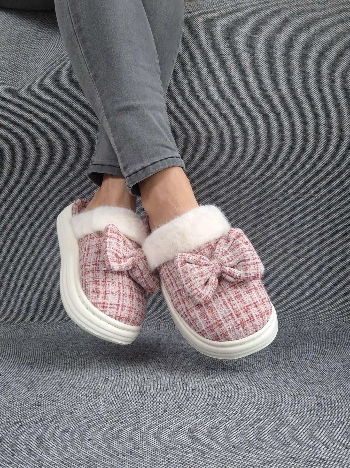 Chaussons fourrés rouge et blanc en tissu à carreaux avec noeud Le Petit Placard